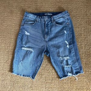Long jean short with holes